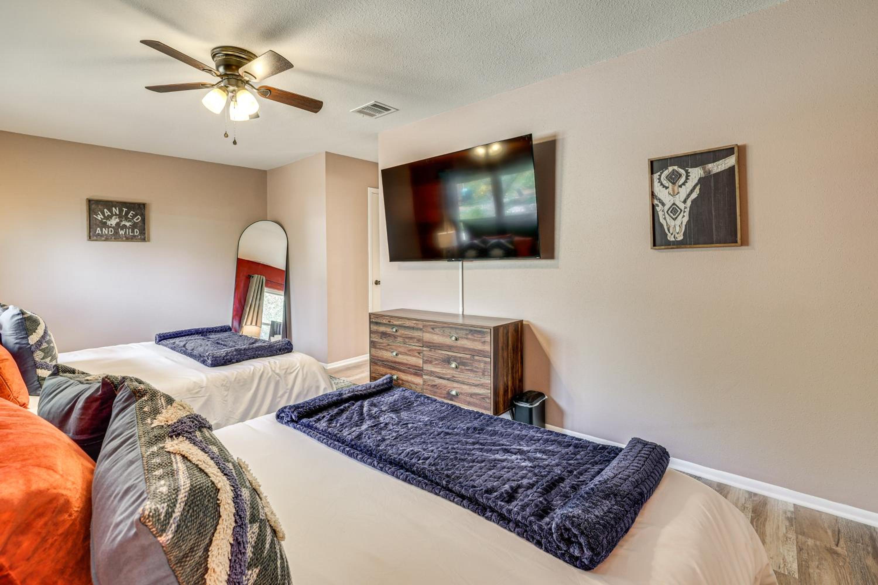 Mini Golf, Arcade and Fire Pit! San Antonio Home