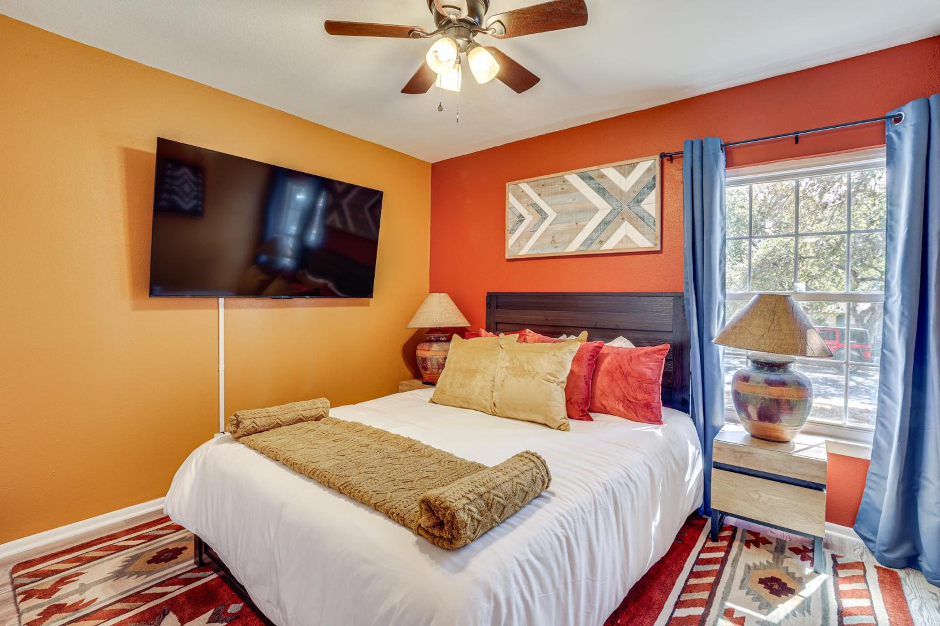 Mini Golf, Arcade and Fire Pit! San Antonio Home