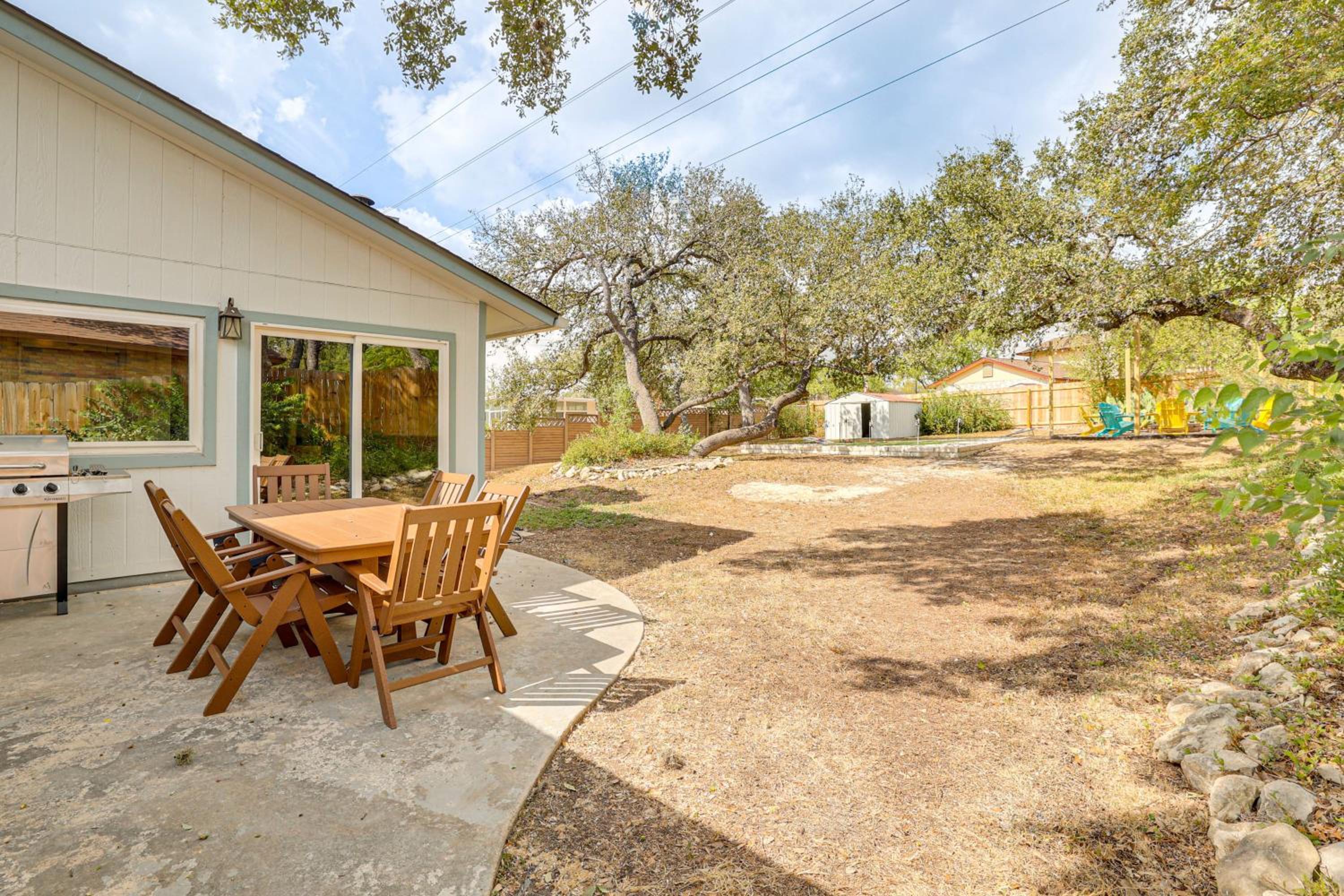 Mini Golf, Arcade and Fire Pit! San Antonio Home