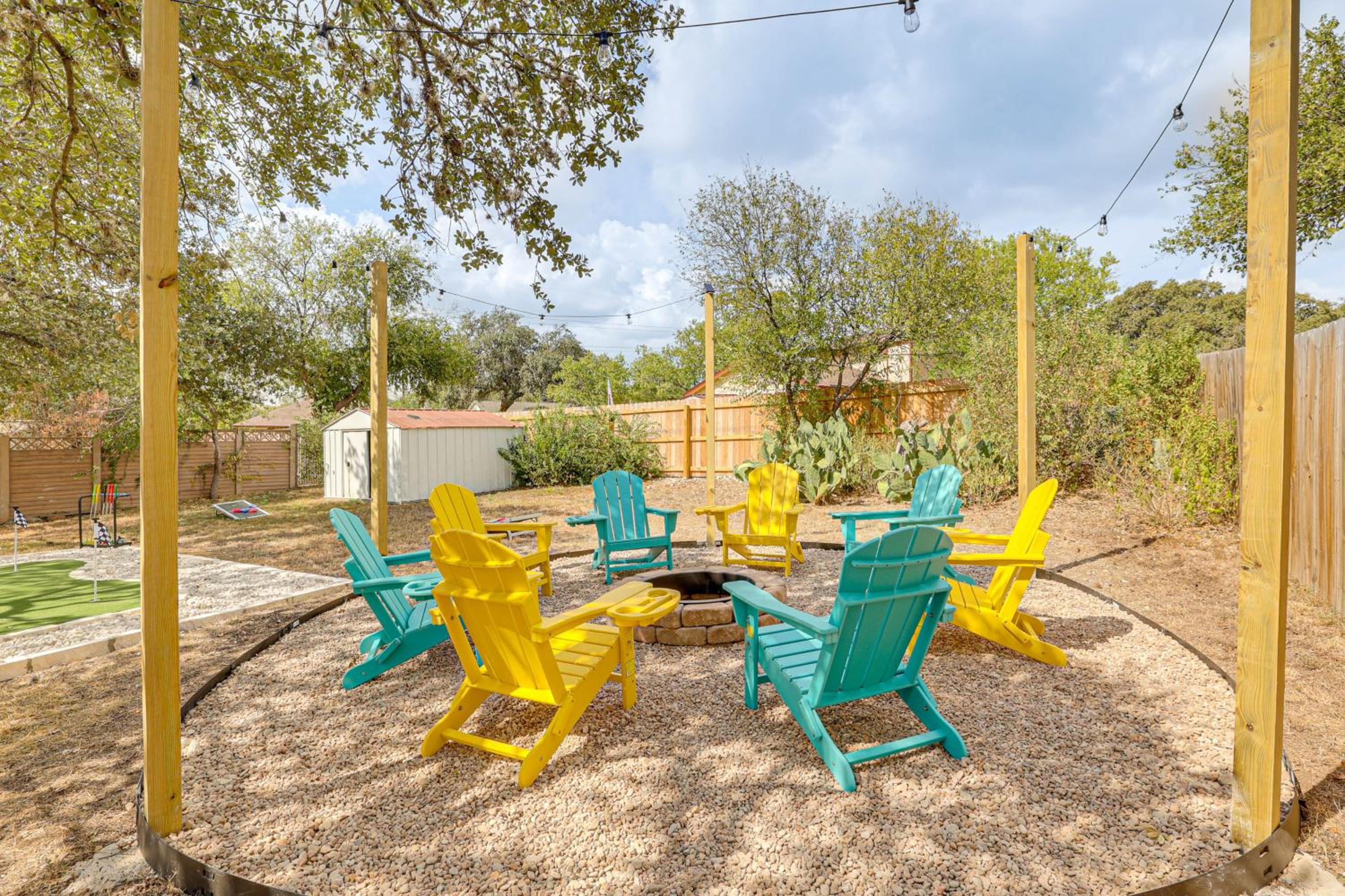 Mini Golf, Arcade and Fire Pit! San Antonio Home