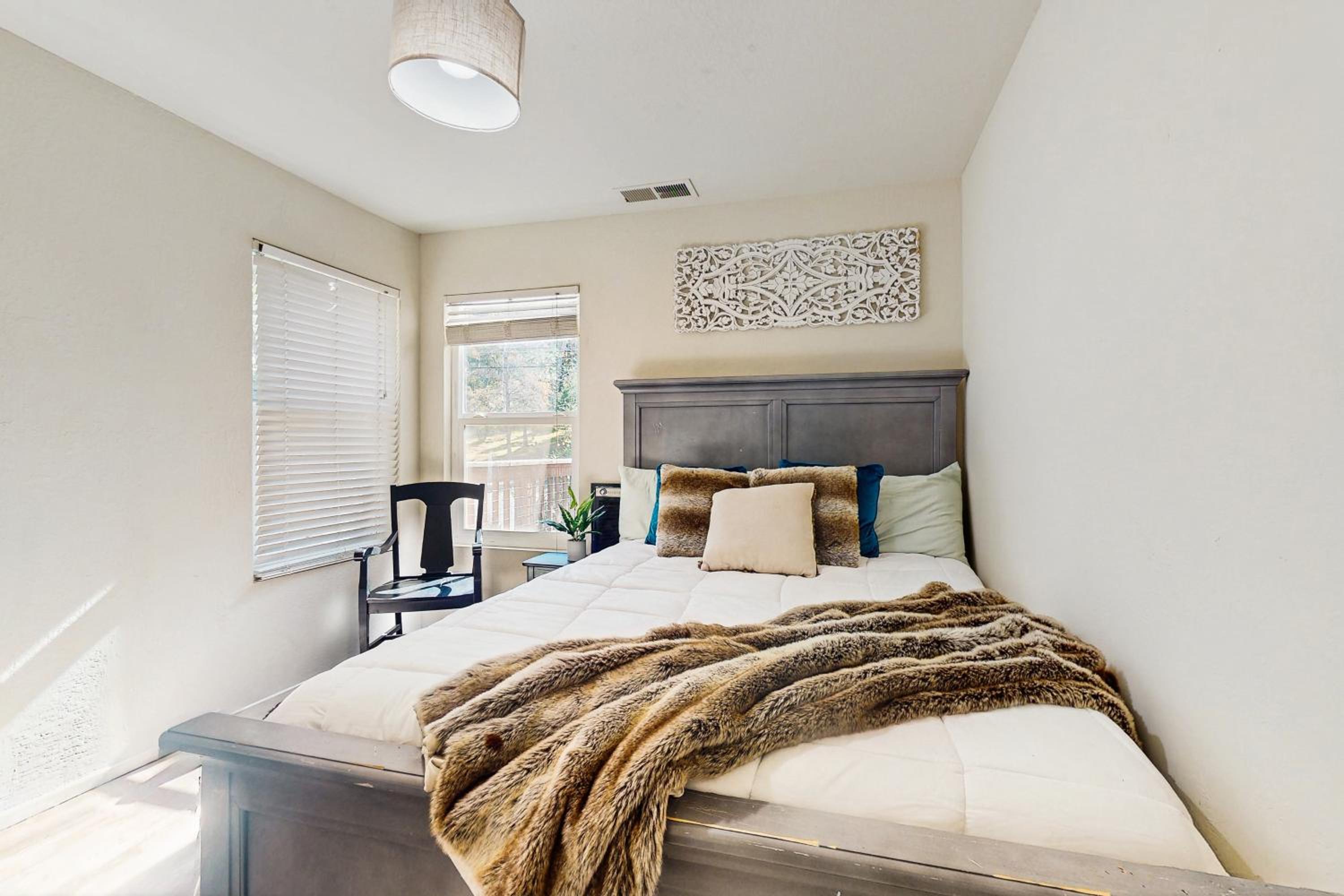 4BR Home Near Yosemite with Pool Table