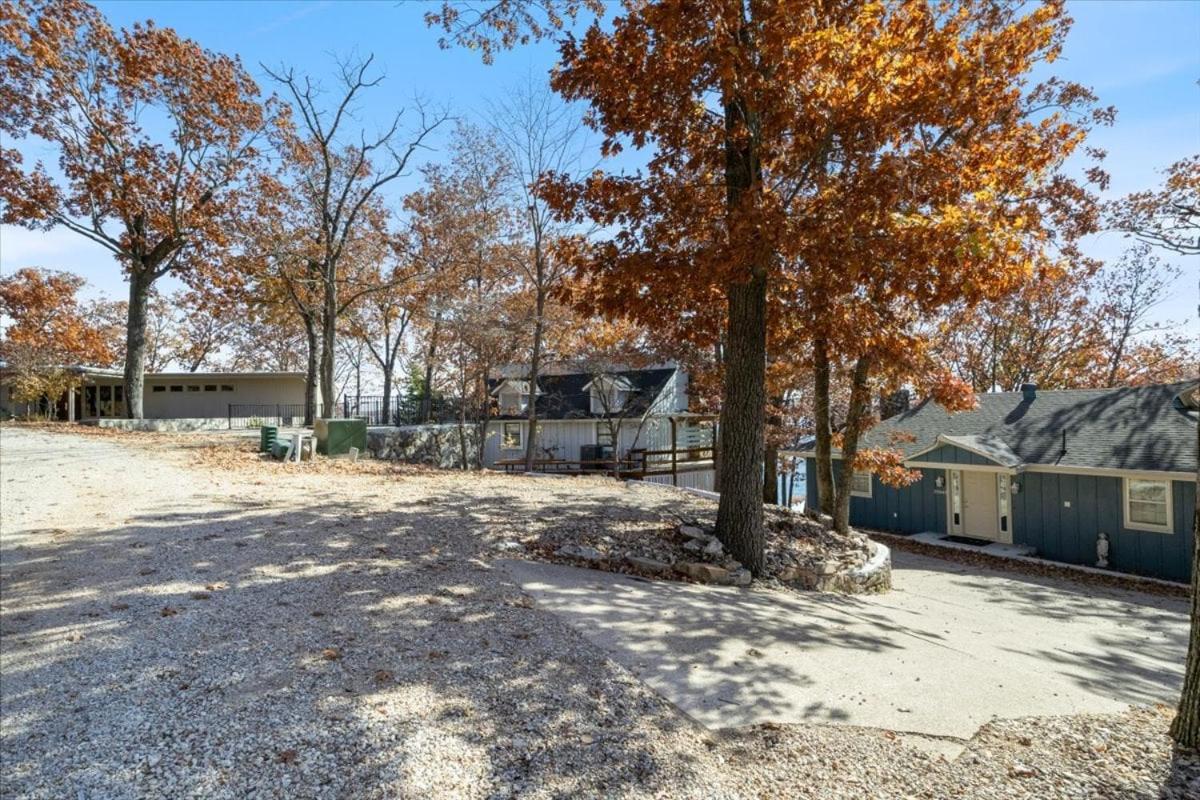 2 Lakefront Homes: Wide Decks, Great View