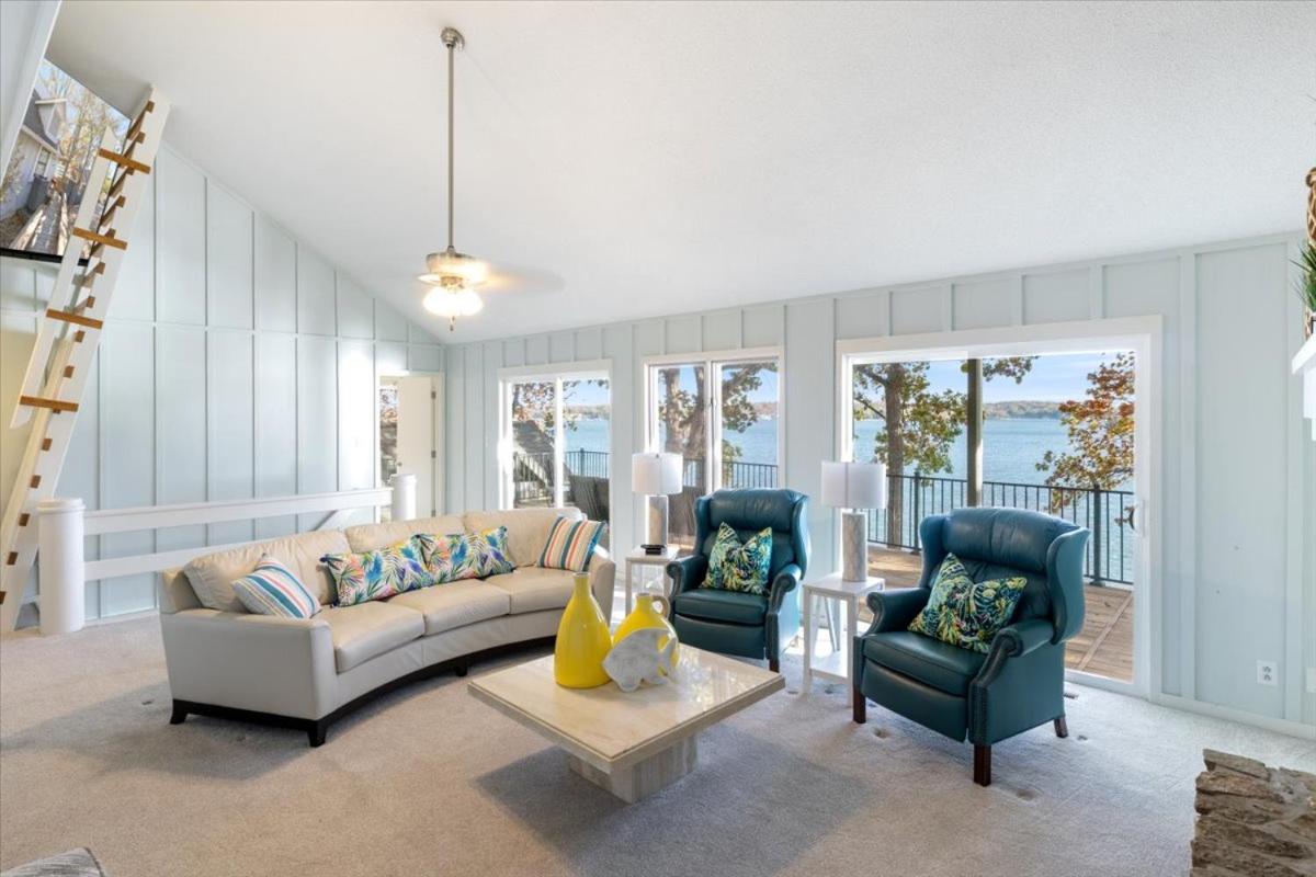 2 Lakefront Homes: Wide Decks, Great View