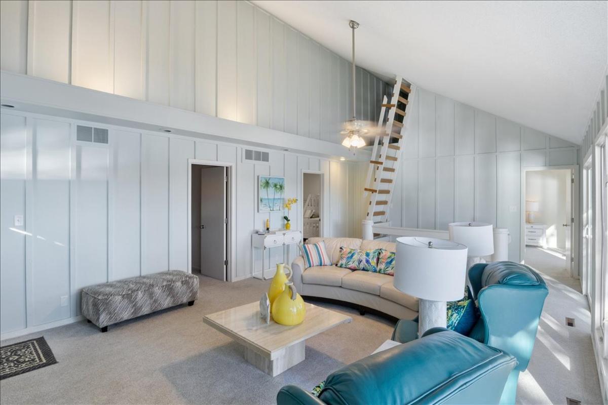 2 Lakefront Homes: Wide Decks, Great View