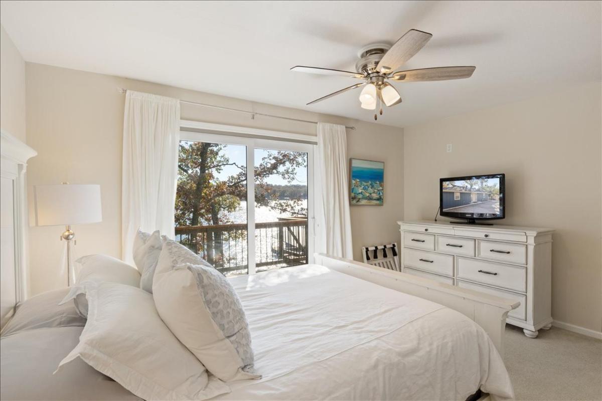 2 Lakefront Homes: Wide Decks, Great View