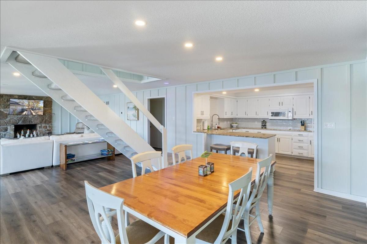 2 Lakefront Homes: Wide Decks, Great View