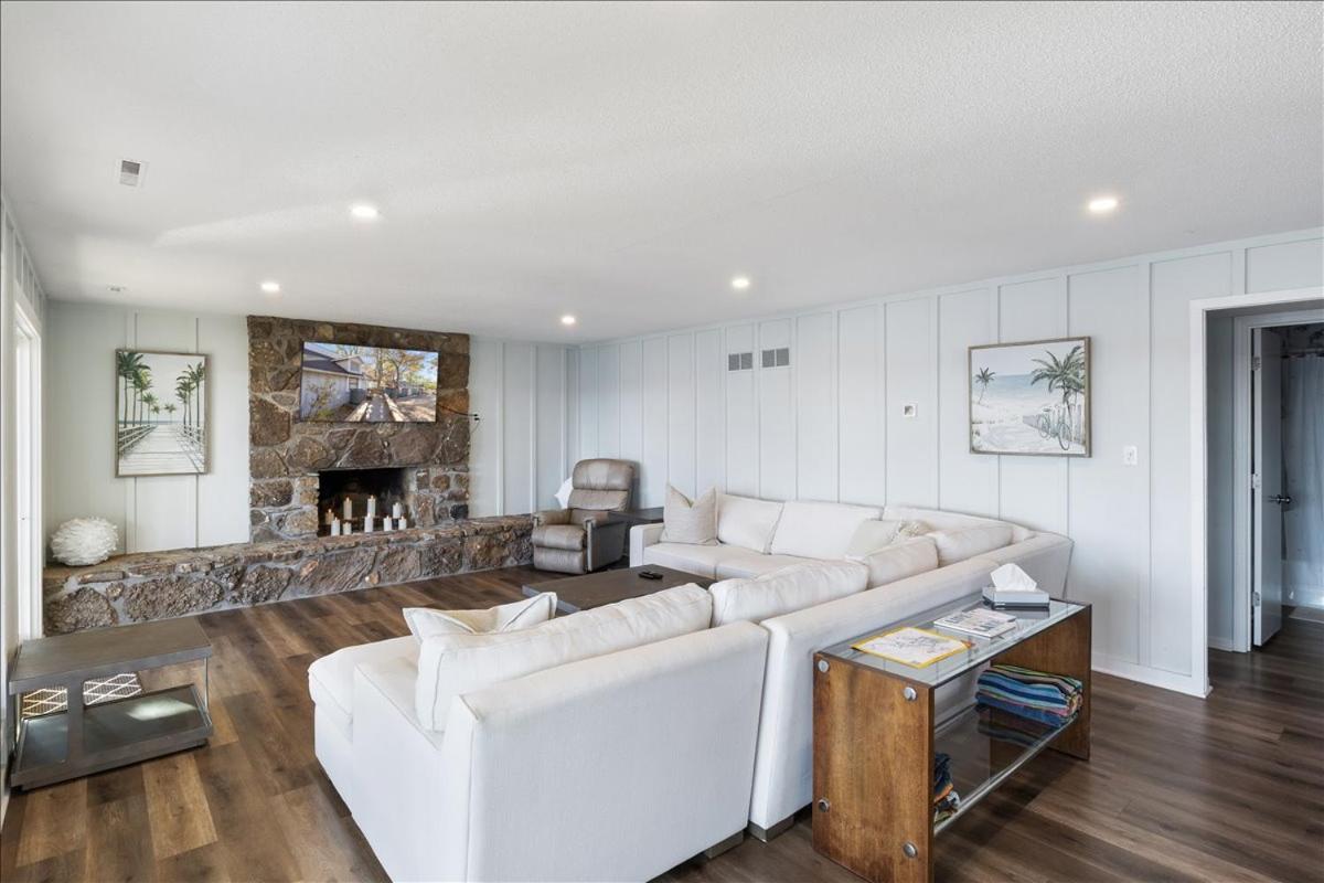 2 Lakefront Homes: Wide Decks, Great View