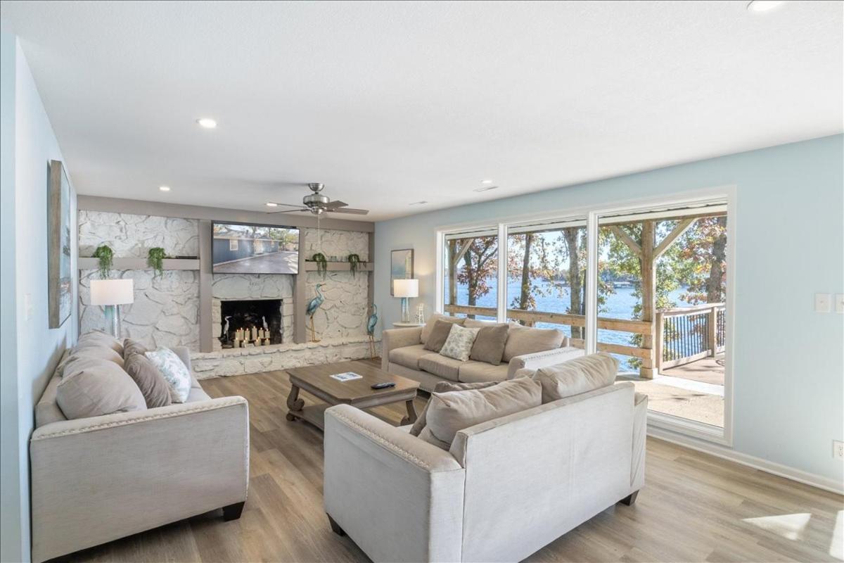 2 Lakefront Homes: Wide Decks, Great View