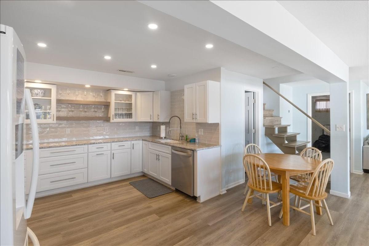 2 Lakefront Homes: Wide Decks, Great View