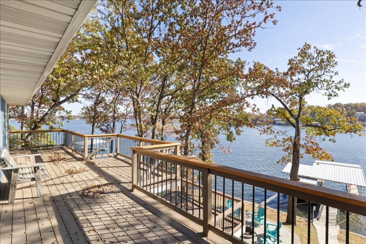 2 Lakefront Homes: Wide Decks, Great View