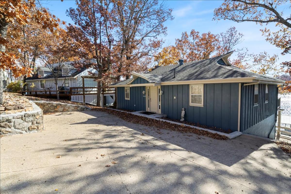 2 Lakefront Homes: Wide Decks, Great View