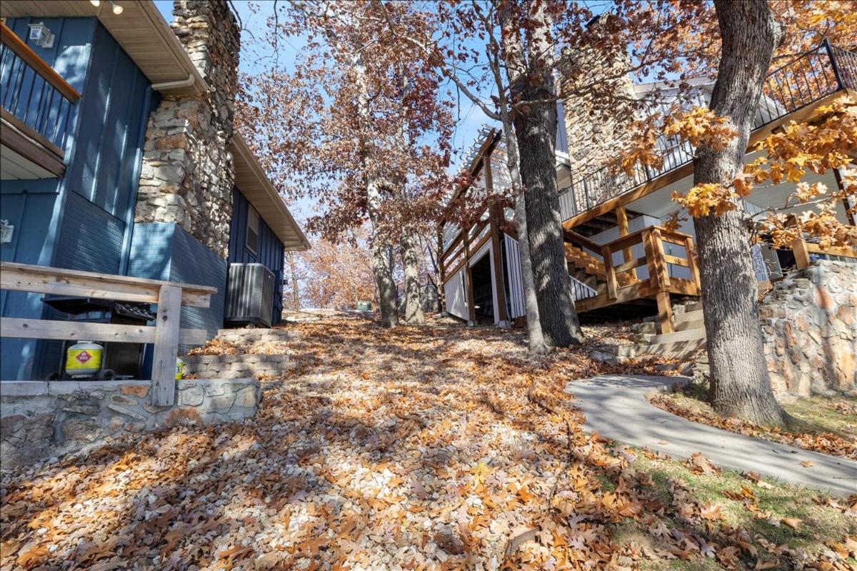 2 Lakefront Homes: Wide Decks, Great View