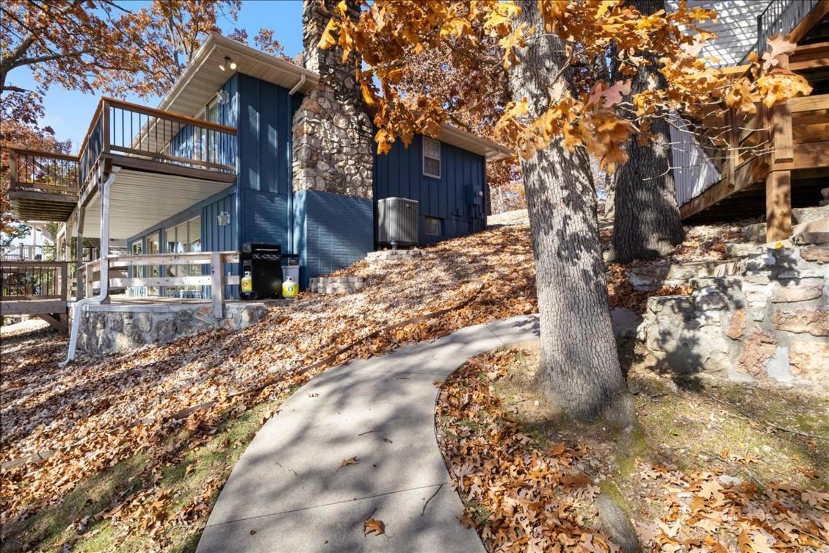 2 Lakefront Homes: Wide Decks, Great View