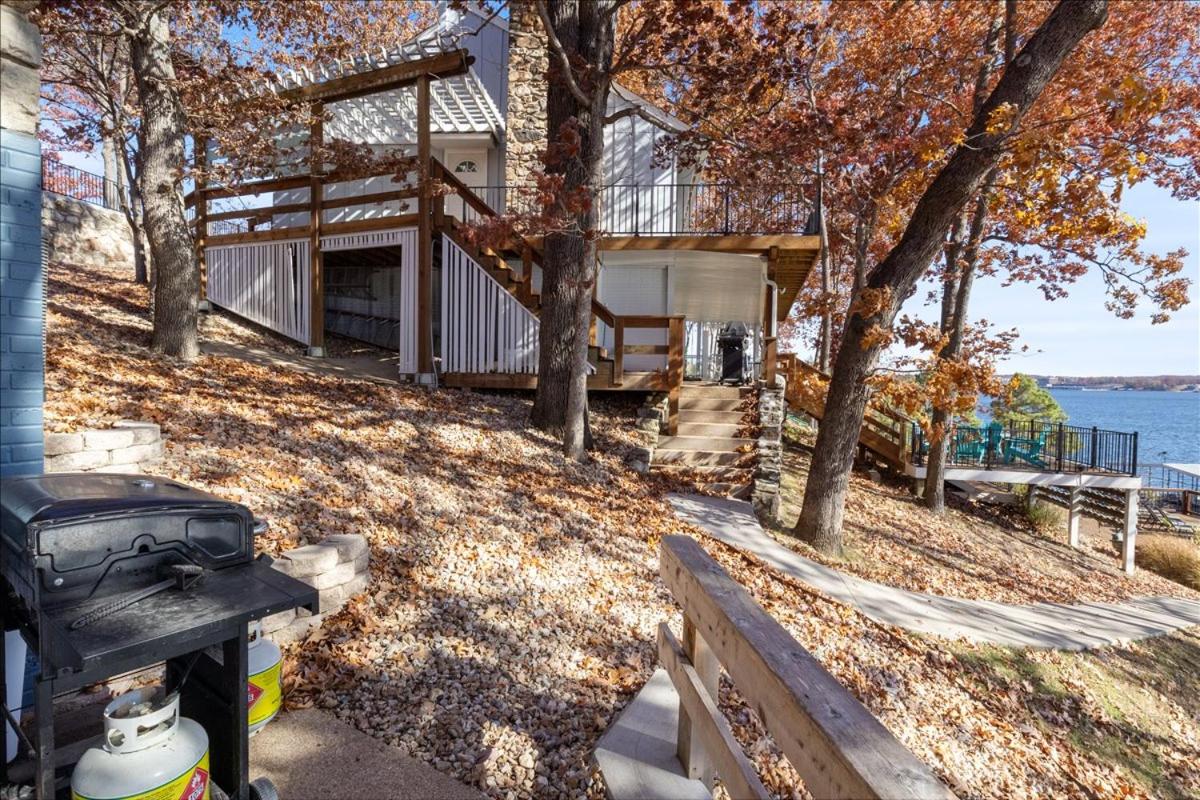 2 Lakefront Homes: Wide Decks, Great View