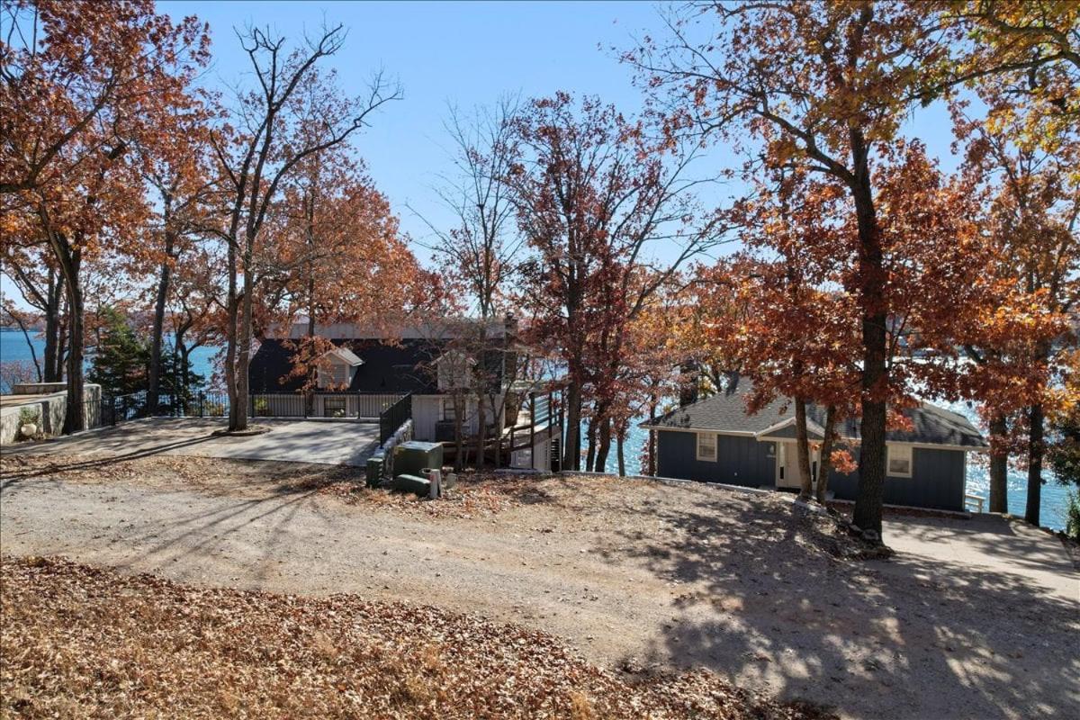 2 Lakefront Homes: Wide Decks, Great View