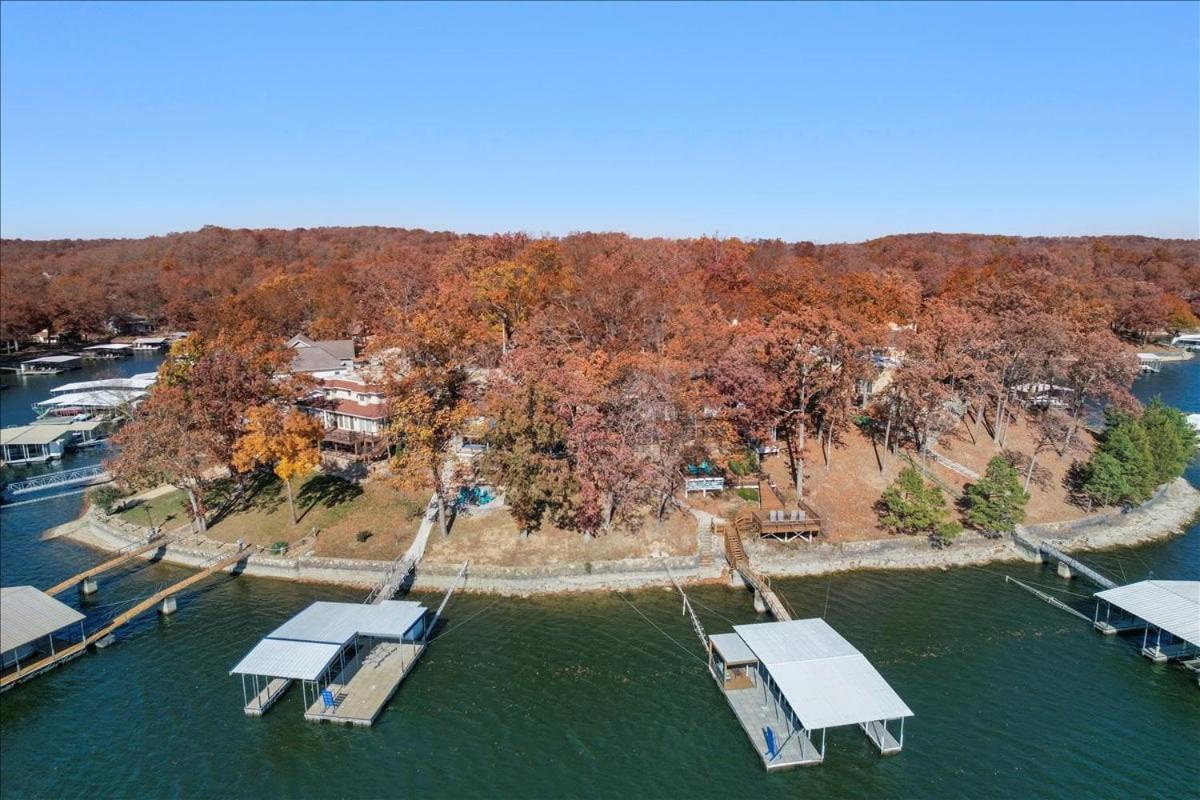 2 Lakefront Homes: Wide Decks, Great View