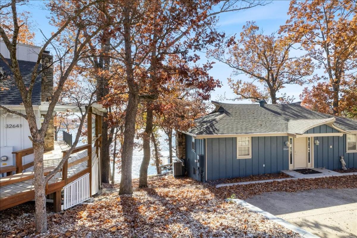 2 Lakefront Homes: Wide Decks, Great View
