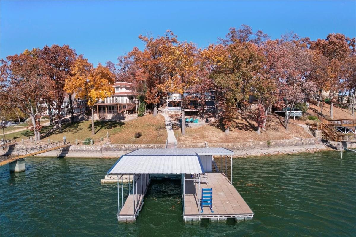 2 Lakefront Homes: Wide Decks, Great View