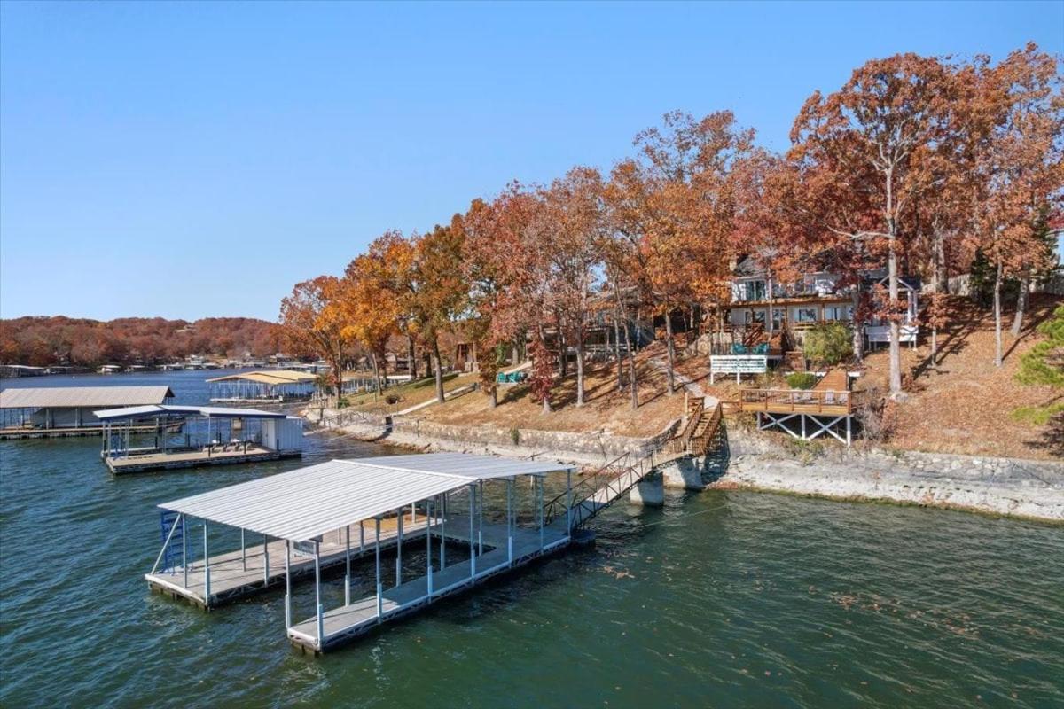 2 Lakefront Homes: Wide Decks, Great View