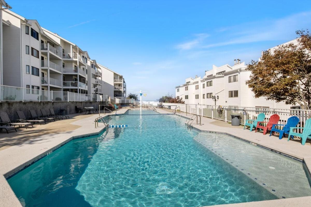 3 Bedroom Osage Beach Condo w/ Pool & Main Channel Views
