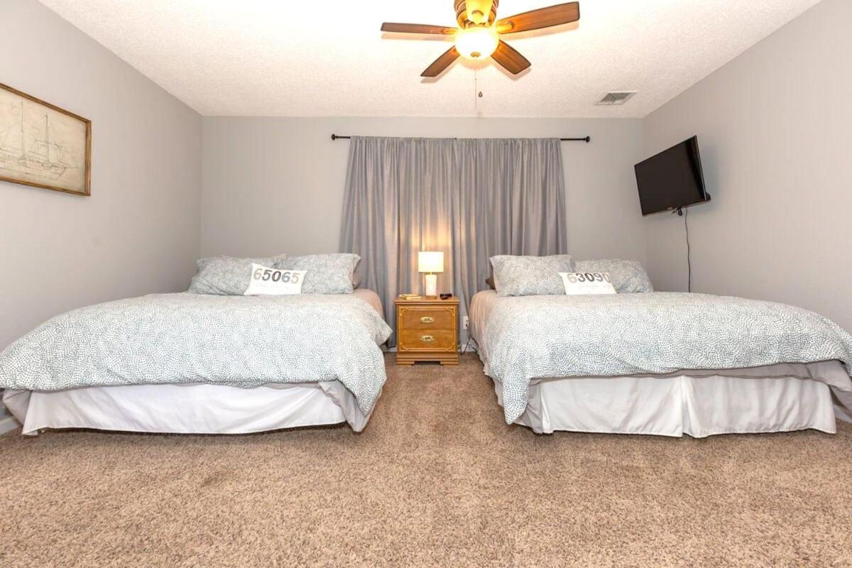 3 Bedroom Osage Beach Condo w/ Pool & Main Channel Views