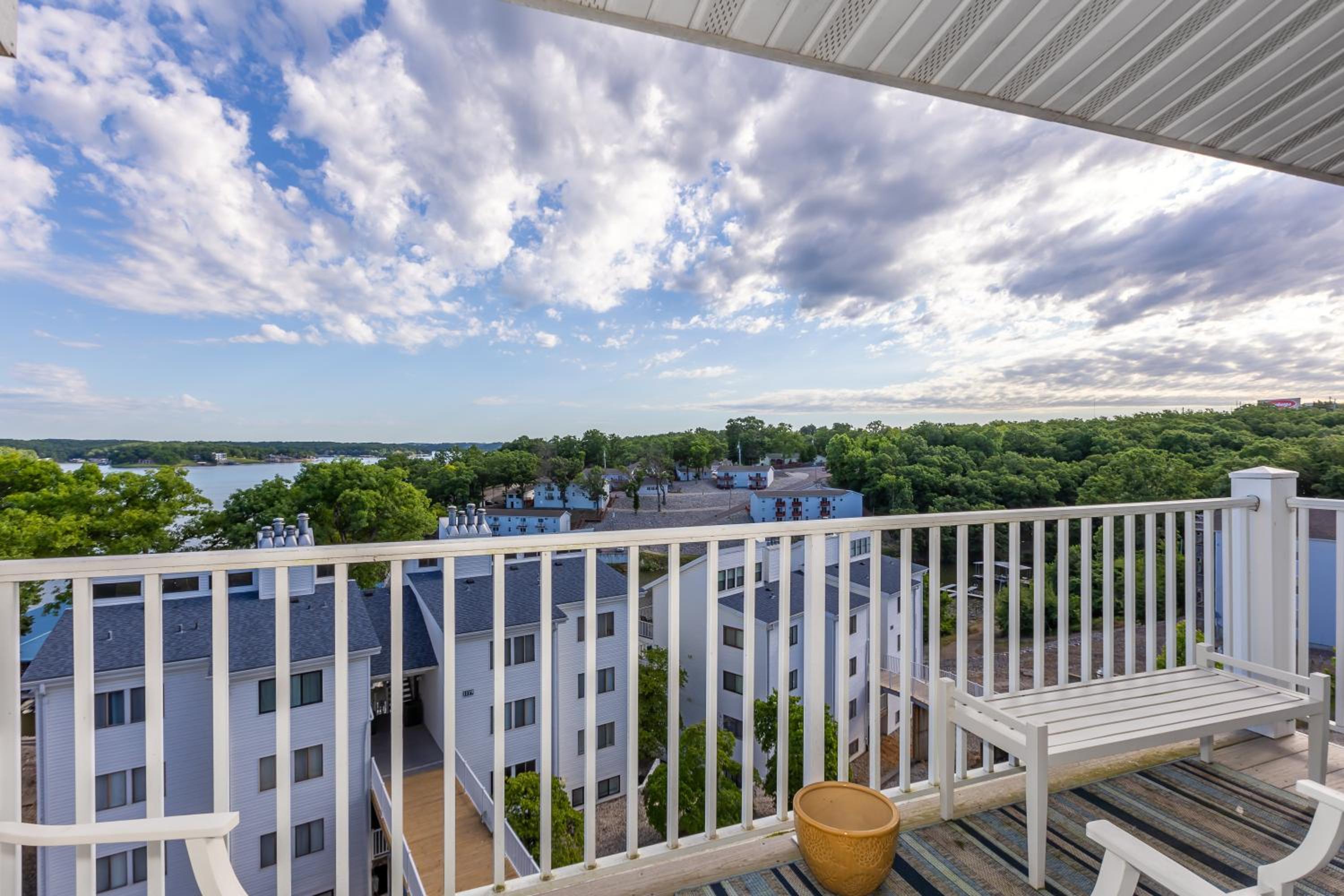 3 Bedroom Osage Beach Condo w/ Pool & Main Channel Views