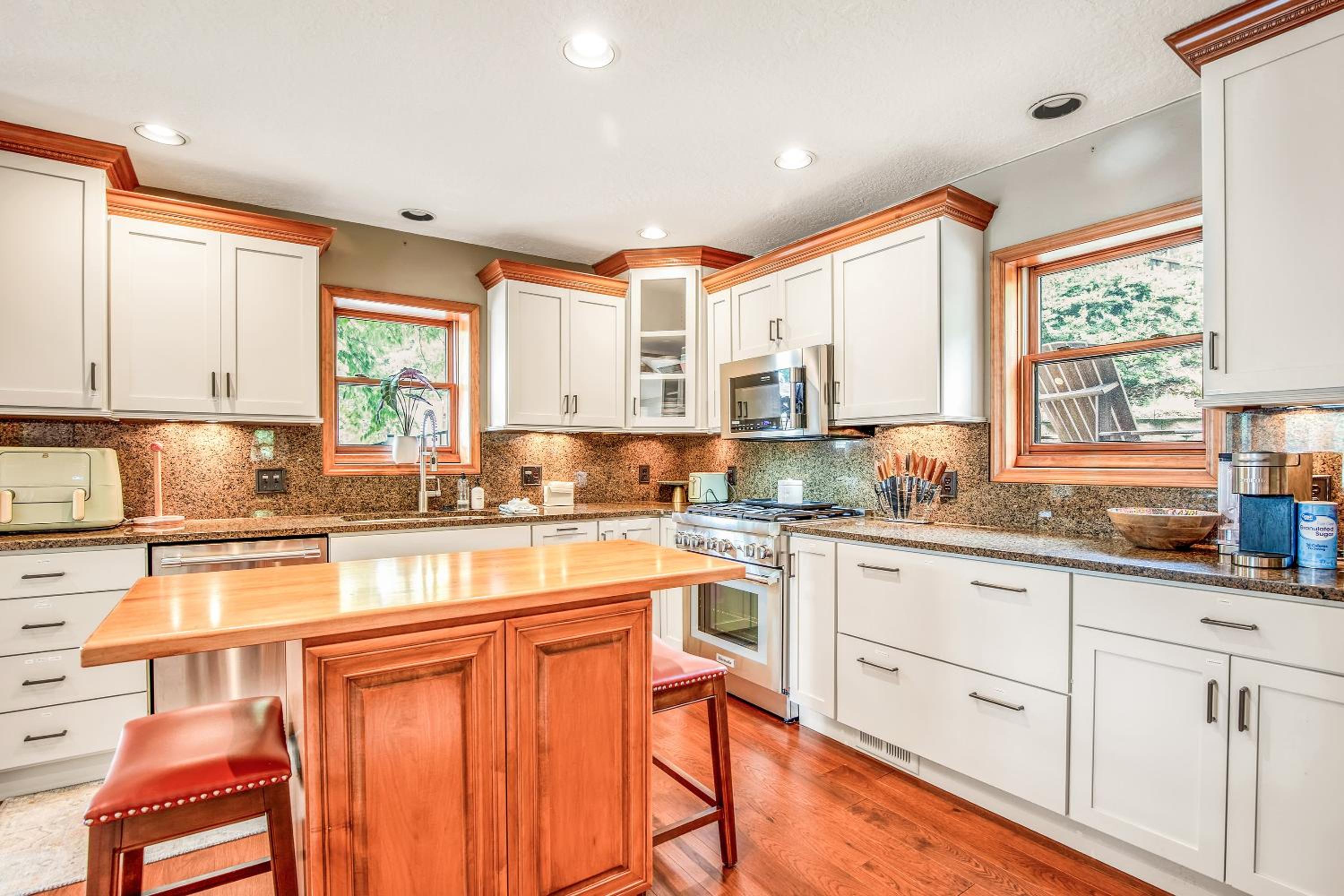 Amazing Cove, Fenced Yard, & Game Room!