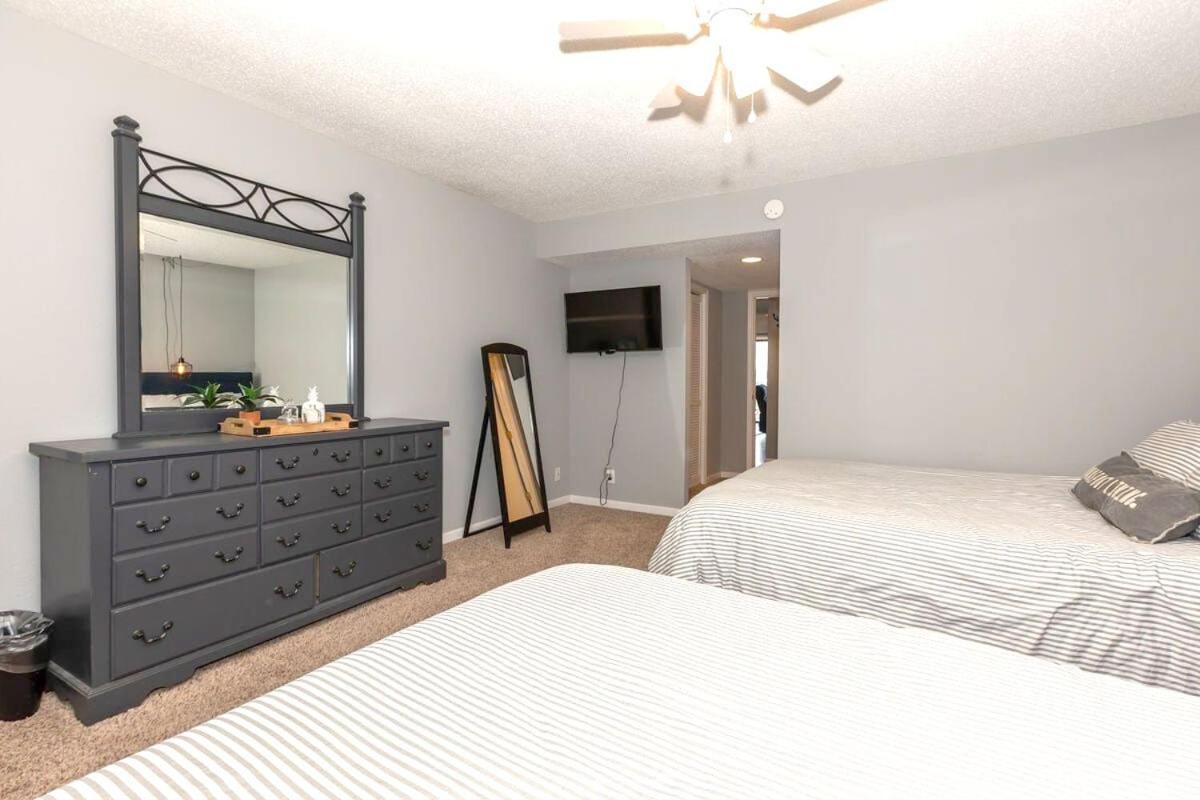3 Bedroom Osage Beach Condo w/ Pool & Main Channel Views
