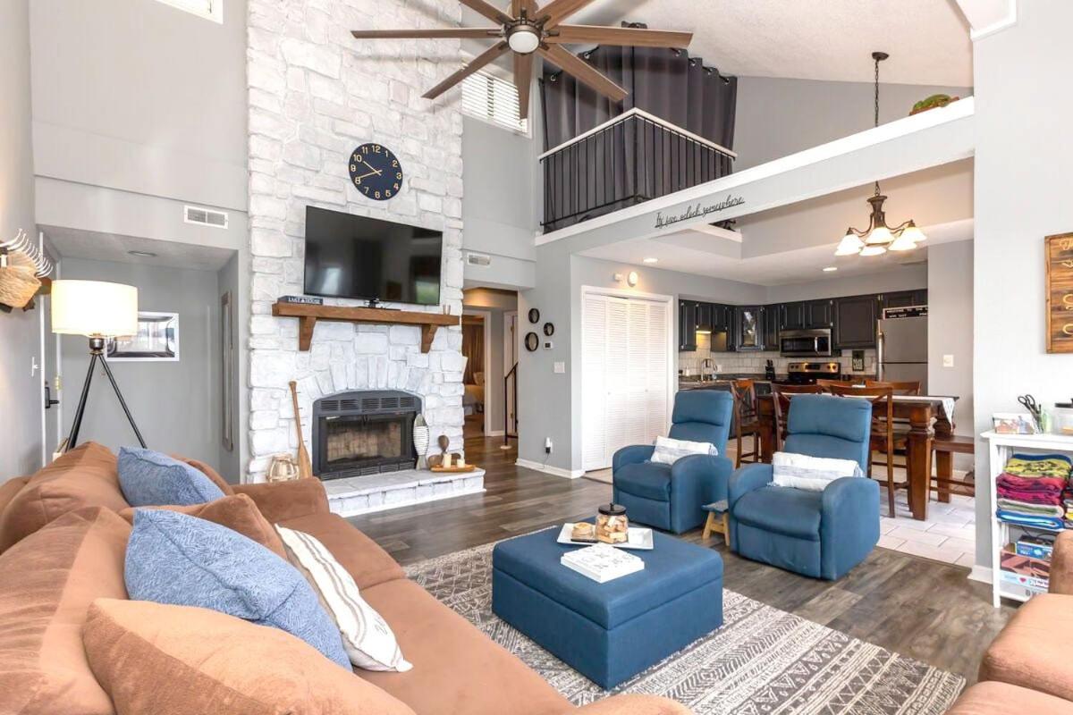 3 Bedroom Osage Beach Condo w/ Pool & Main Channel Views