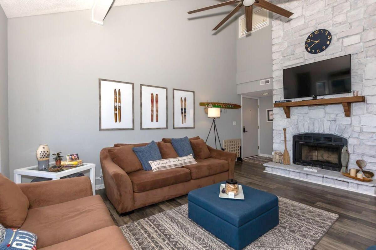 3 Bedroom Osage Beach Condo w/ Pool & Main Channel Views