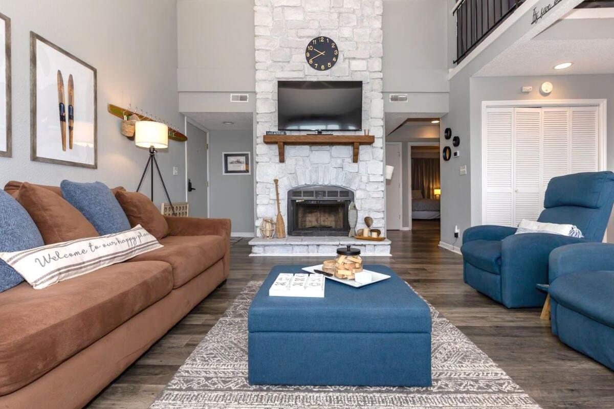3 Bedroom Osage Beach Condo w/ Pool & Main Channel Views