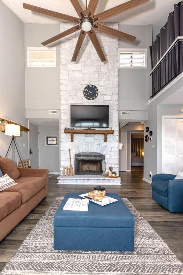 3 Bedroom Osage Beach Condo w/ Pool & Main Channel Views