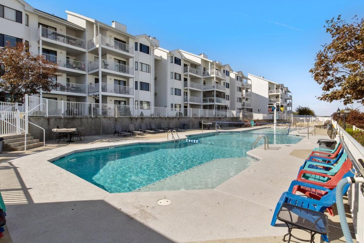 3 Bedroom Osage Beach Condo w/ Pool & Main Channel Views