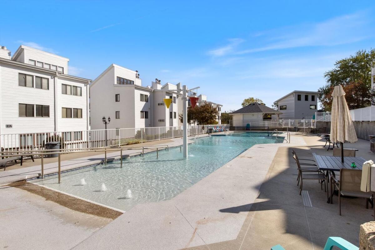 3 Bedroom Osage Beach Condo w/ Pool & Main Channel Views