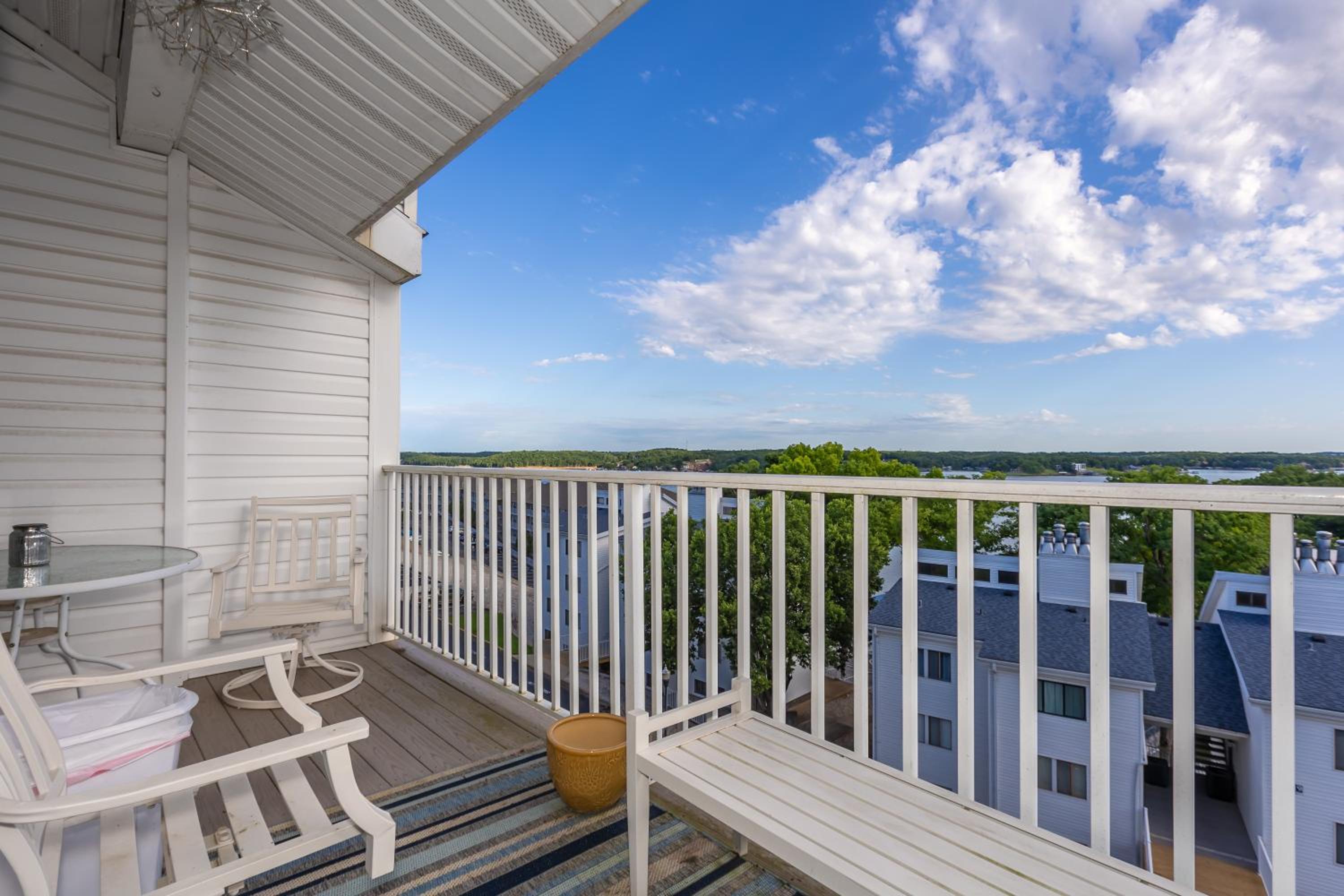 3 Bedroom Osage Beach Condo w/ Pool & Main Channel Views