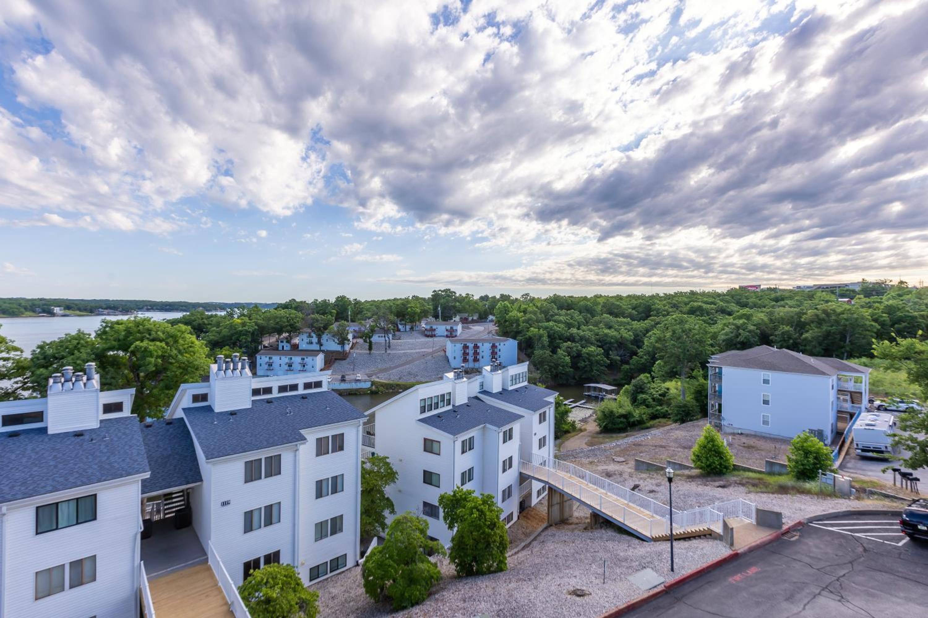 3 Bedroom Osage Beach Condo w/ Pool & Main Channel Views