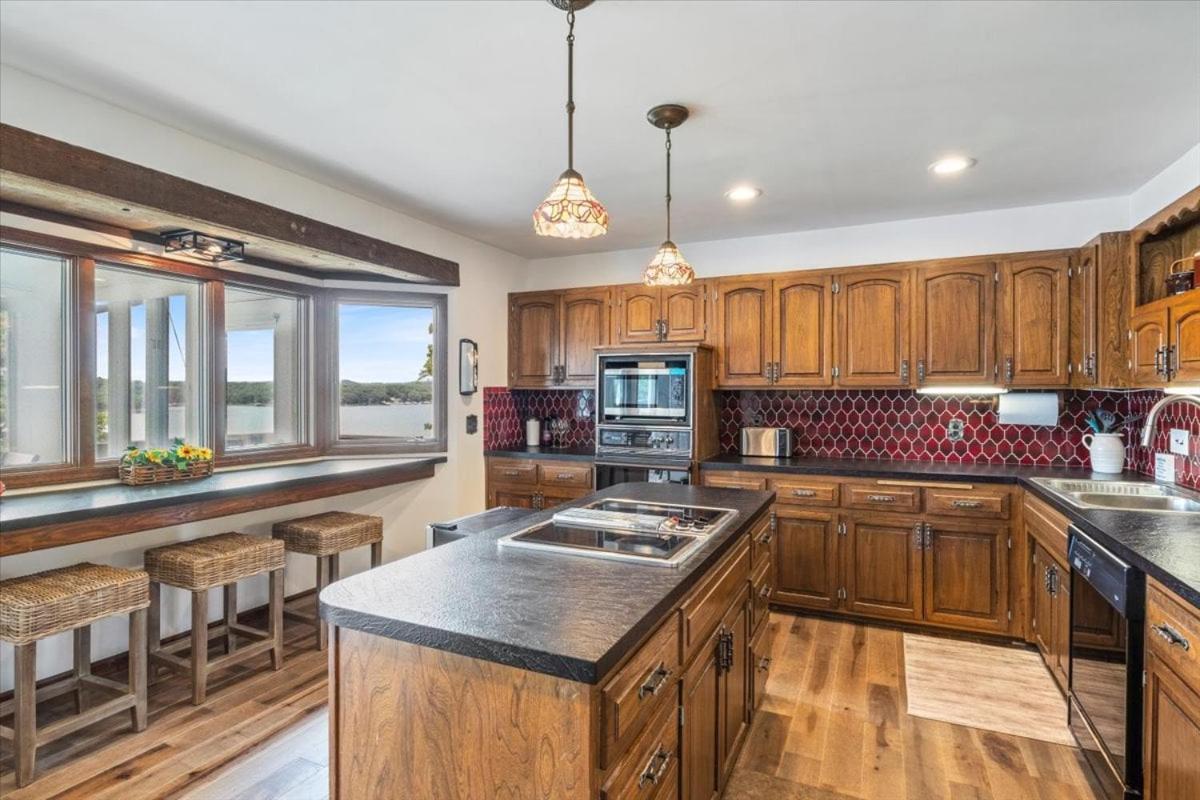 17 Lakefront Acres, Private Dock, Firepit, Pool Table, Kayaks, Fishing