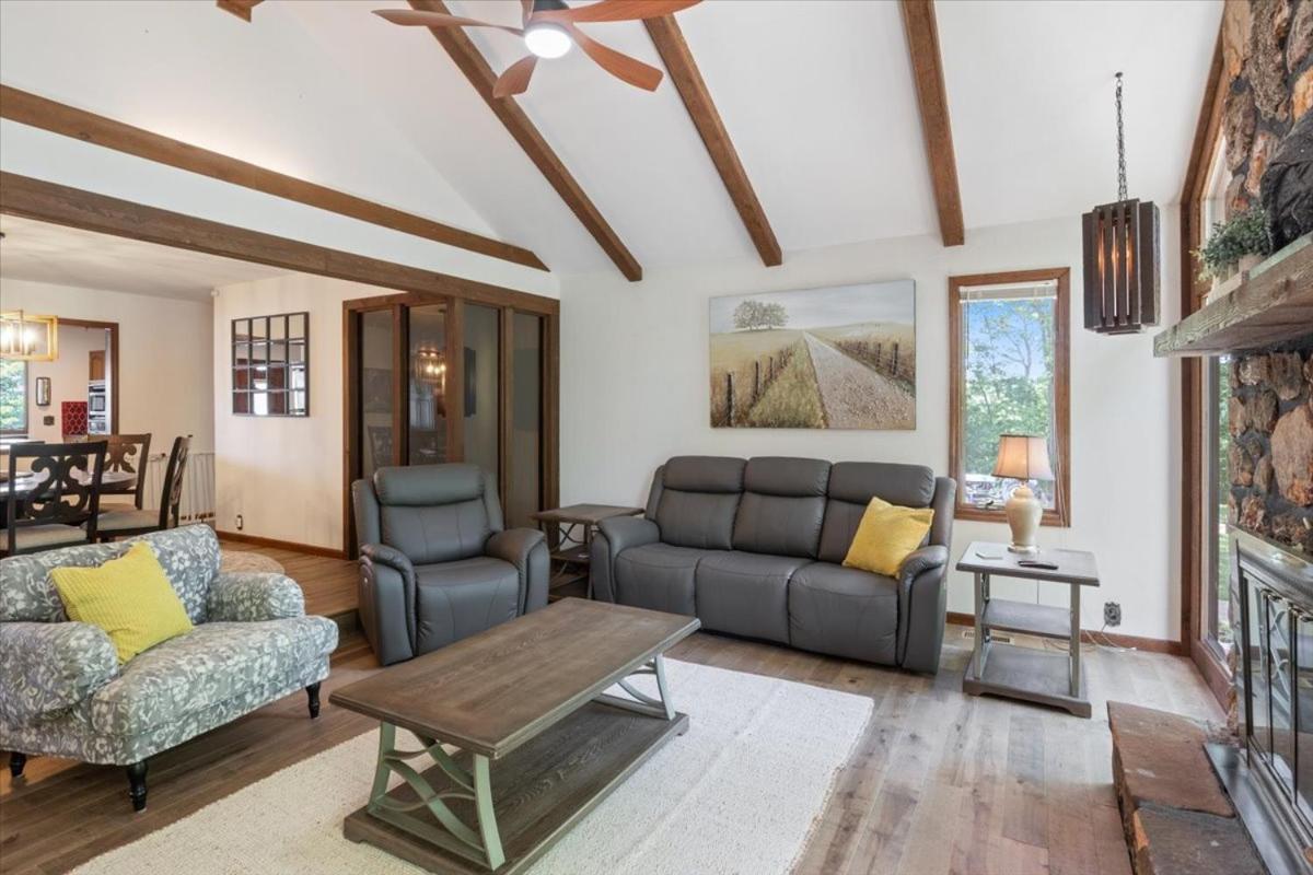 17 Lakefront Acres, Private Dock, Firepit, Pool Table, Kayaks, Fishing