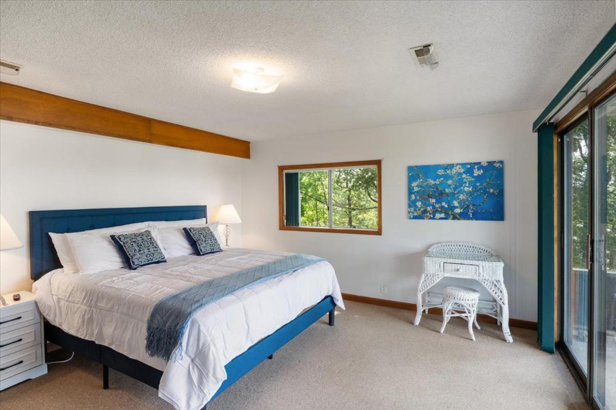 17 Lakefront Acres, Private Dock, Firepit, Pool Table, Kayaks, Fishing
