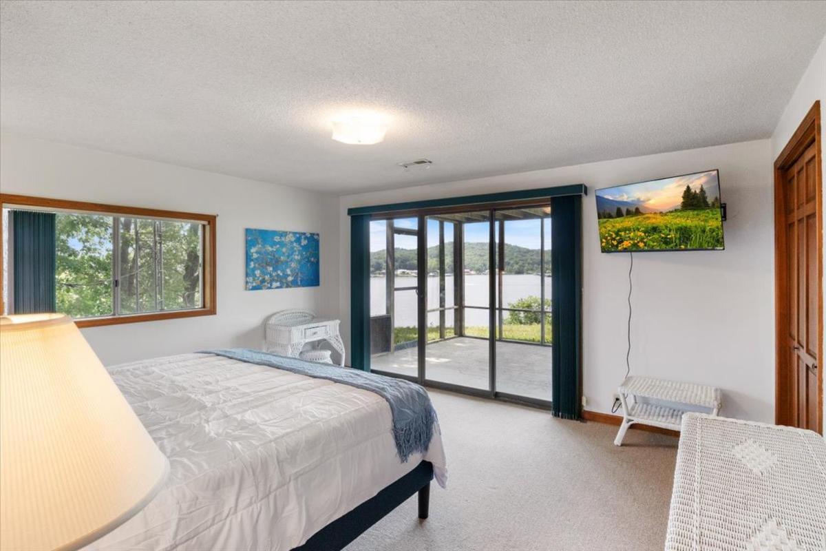 17 Lakefront Acres, Private Dock, Firepit, Pool Table, Kayaks, Fishing