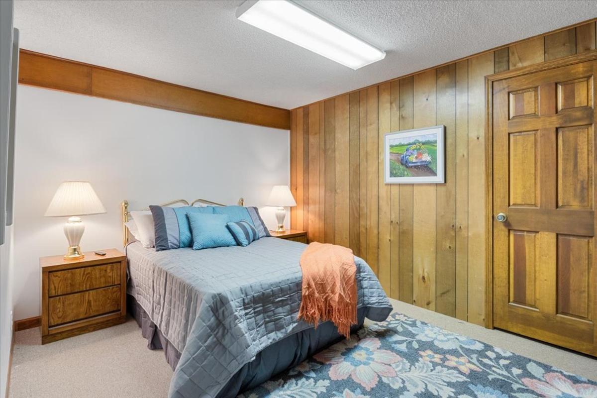 17 Lakefront Acres, Private Dock, Firepit, Pool Table, Kayaks, Fishing