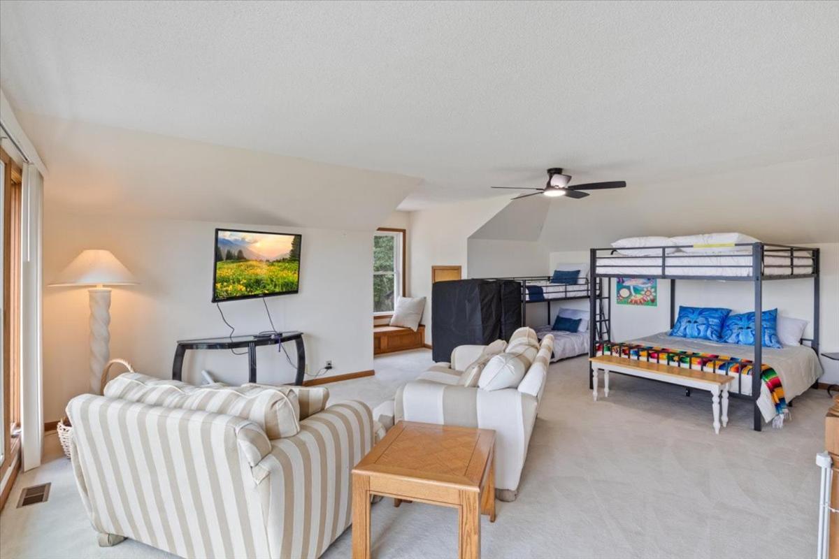 17 Lakefront Acres, Private Dock, Firepit, Pool Table, Kayaks, Fishing