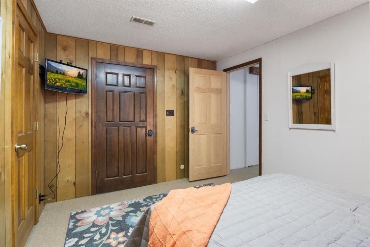 17 Lakefront Acres, Private Dock, Firepit, Pool Table, Kayaks, Fishing