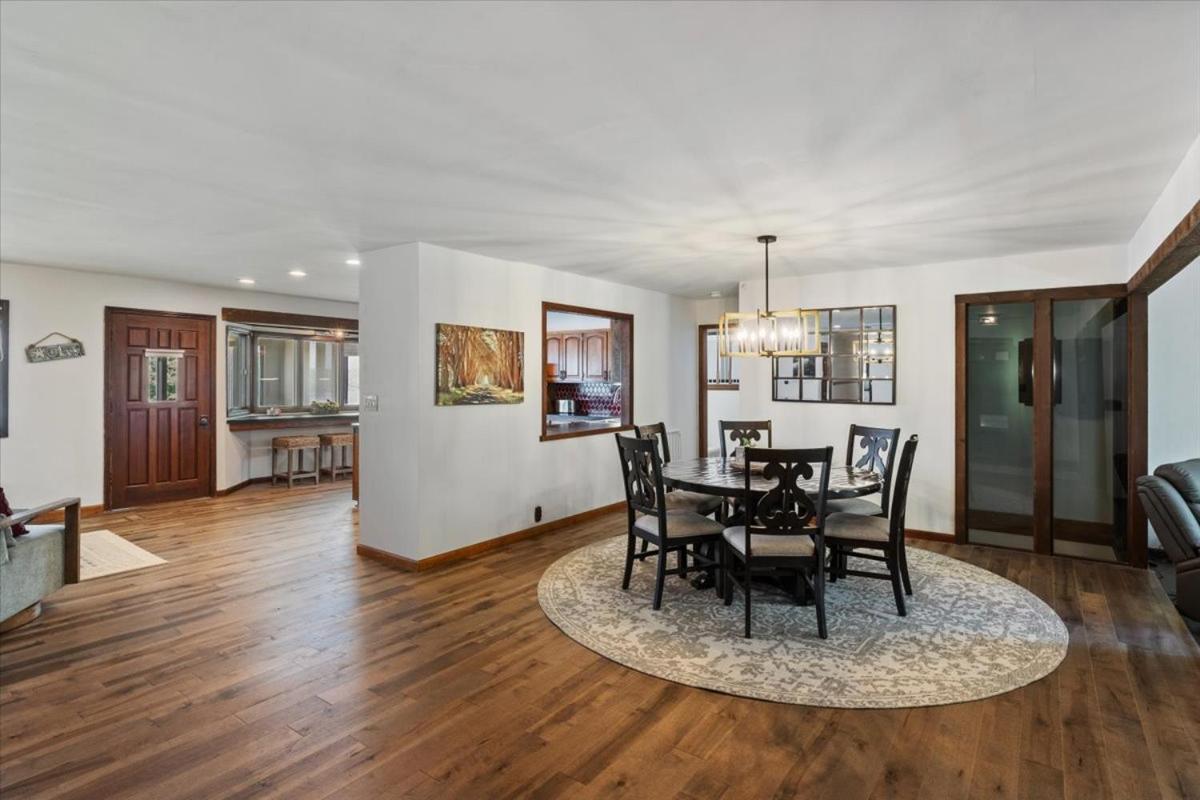 17 Lakefront Acres, Private Dock, Firepit, Pool Table, Kayaks, Fishing