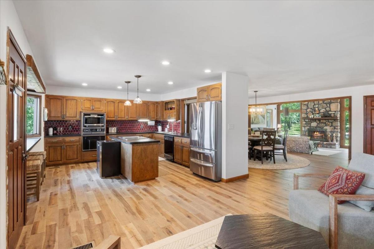 17 Lakefront Acres, Private Dock, Firepit, Pool Table, Kayaks, Fishing