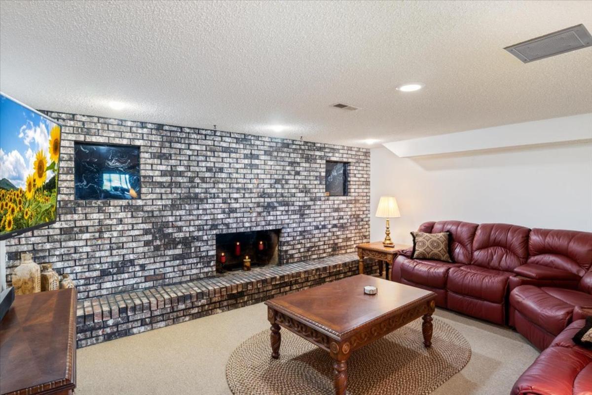 17 Lakefront Acres, Private Dock, Firepit, Pool Table, Kayaks, Fishing