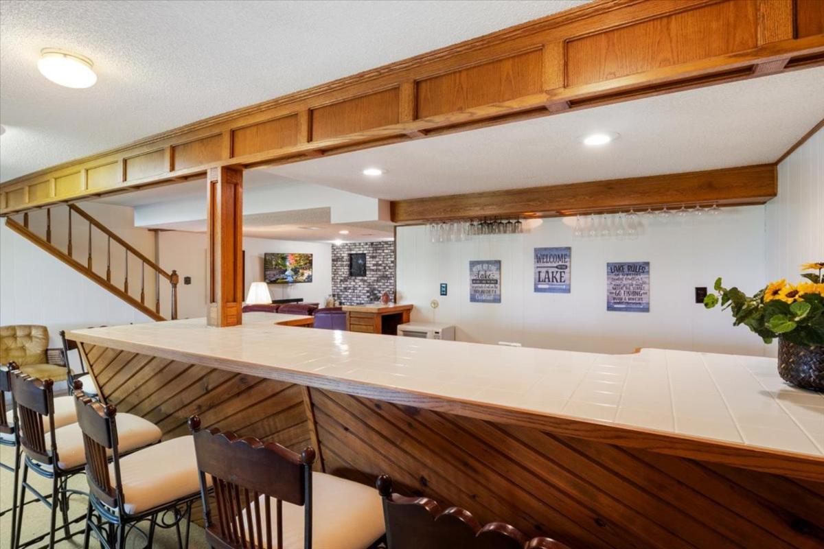 17 Lakefront Acres, Private Dock, Firepit, Pool Table, Kayaks, Fishing