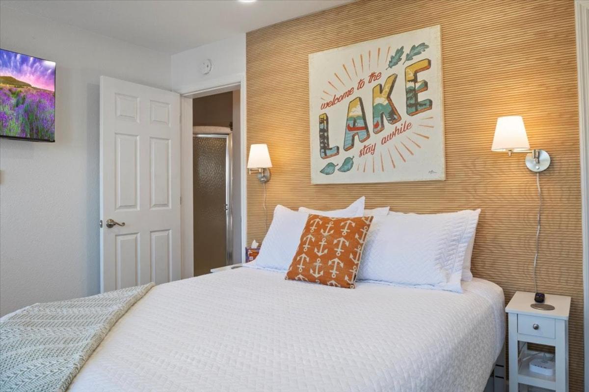 3mm Lake Ozark, Trailer Parking, Dock, Boat Slip, & Amazing Cove Views