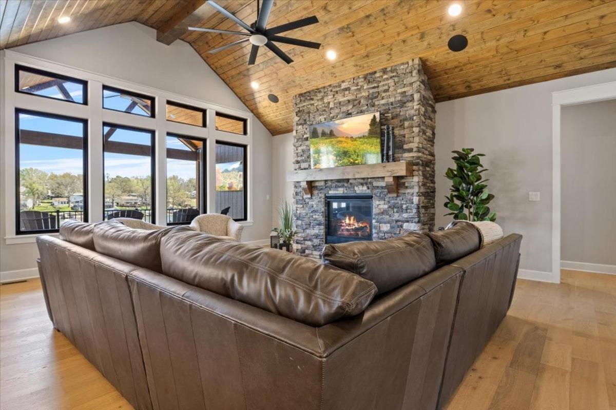 Accessible Lakeside Luxury at the 45mm w/ Private Dock, Sunset Views & More