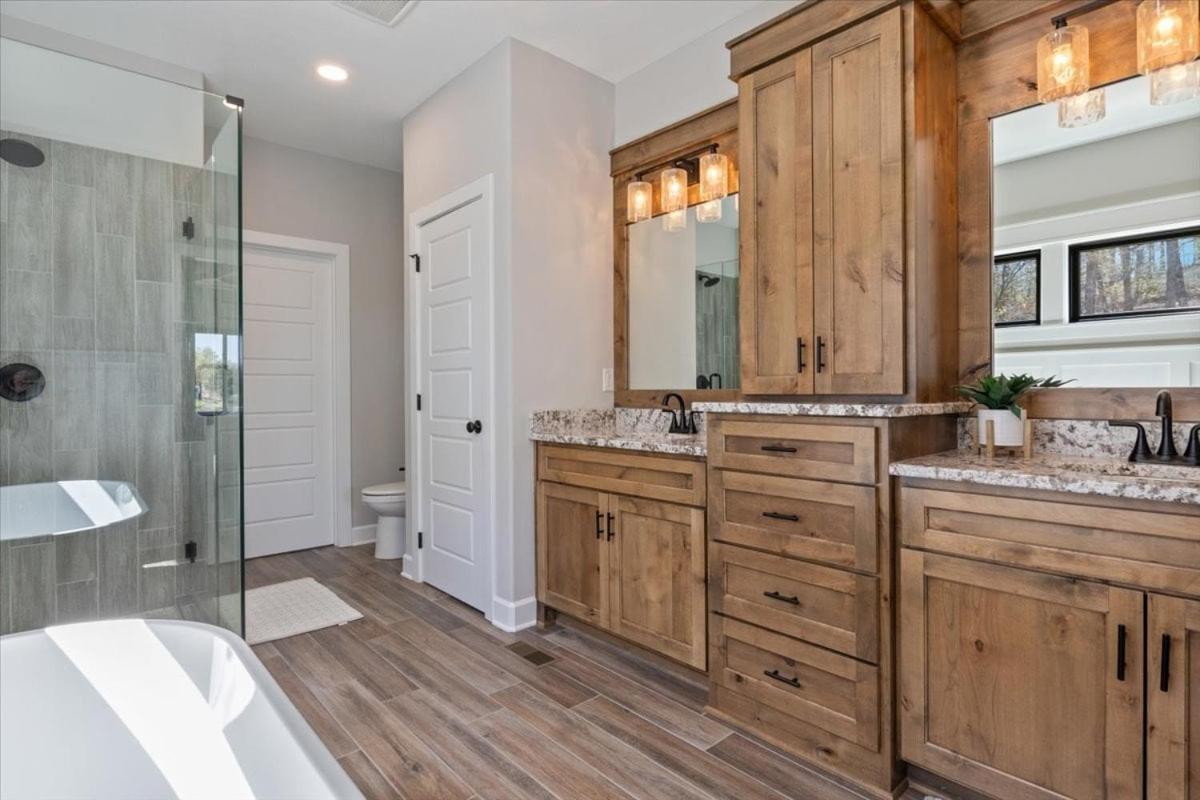 Accessible Lakeside Luxury at the 45mm w/ Private Dock, Sunset Views & More